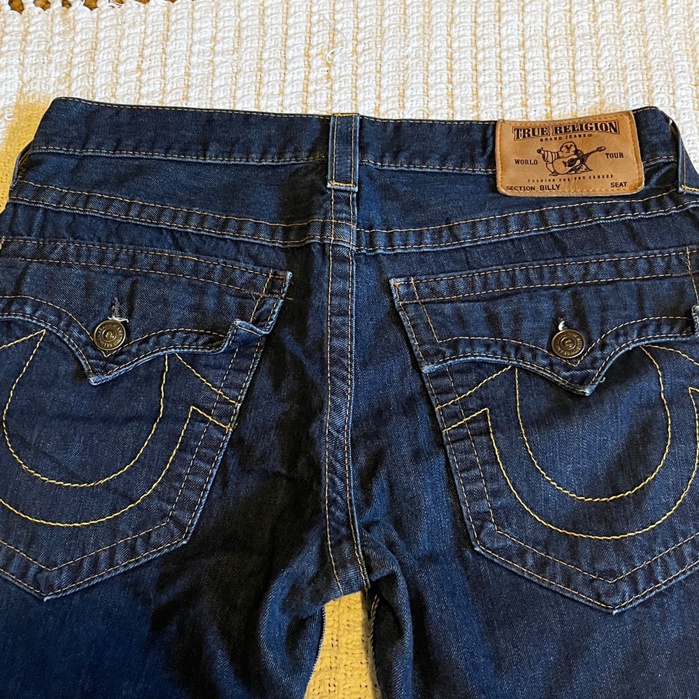 True religion billy bootcut in a 33. Perfect for petite shorter gals out there!